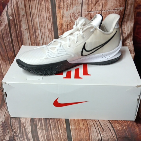 Nike Men\'s White and Black Athletic Shoes